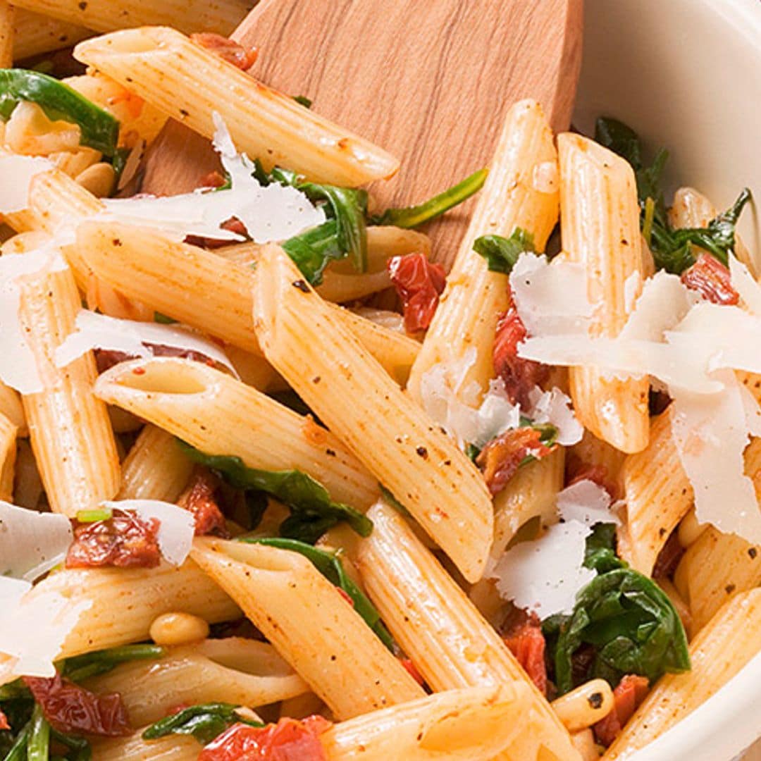 Pasta integral con tomates secos y piñones