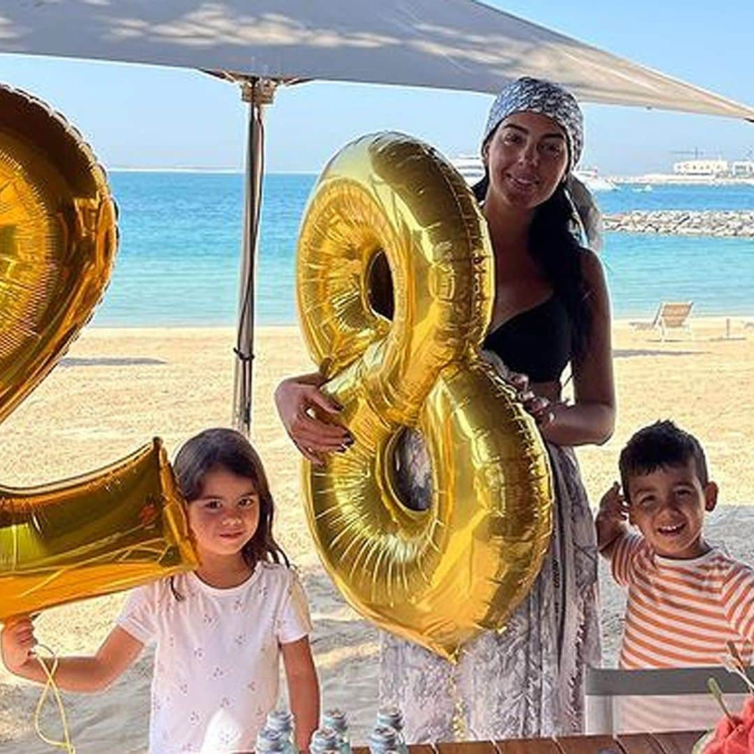 En la playa y rodeada de recuerdos: así ha celebrado Georgina Rodríguez su cumpleaños