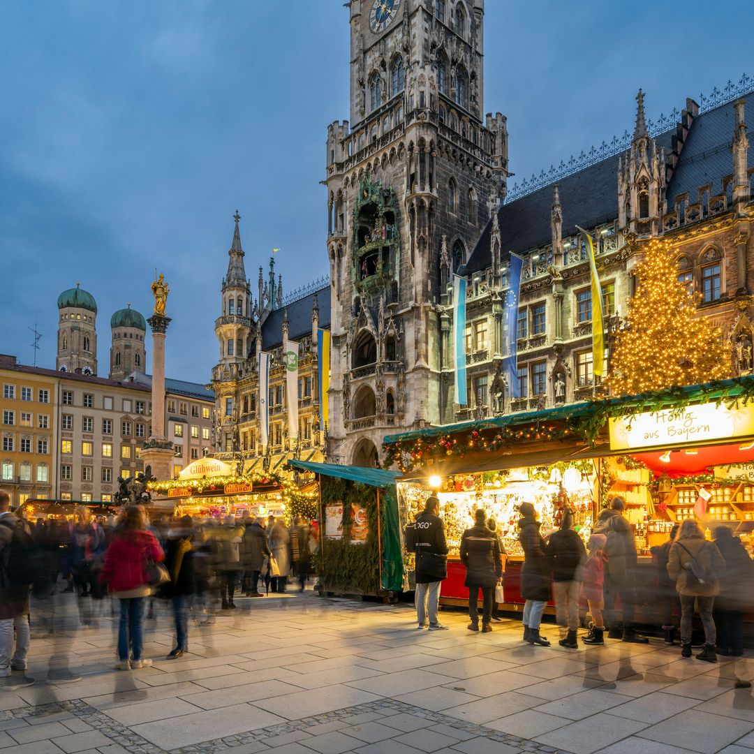 Mercado de Navidad en Marienplatz, Munich, Bavaria, Alemania