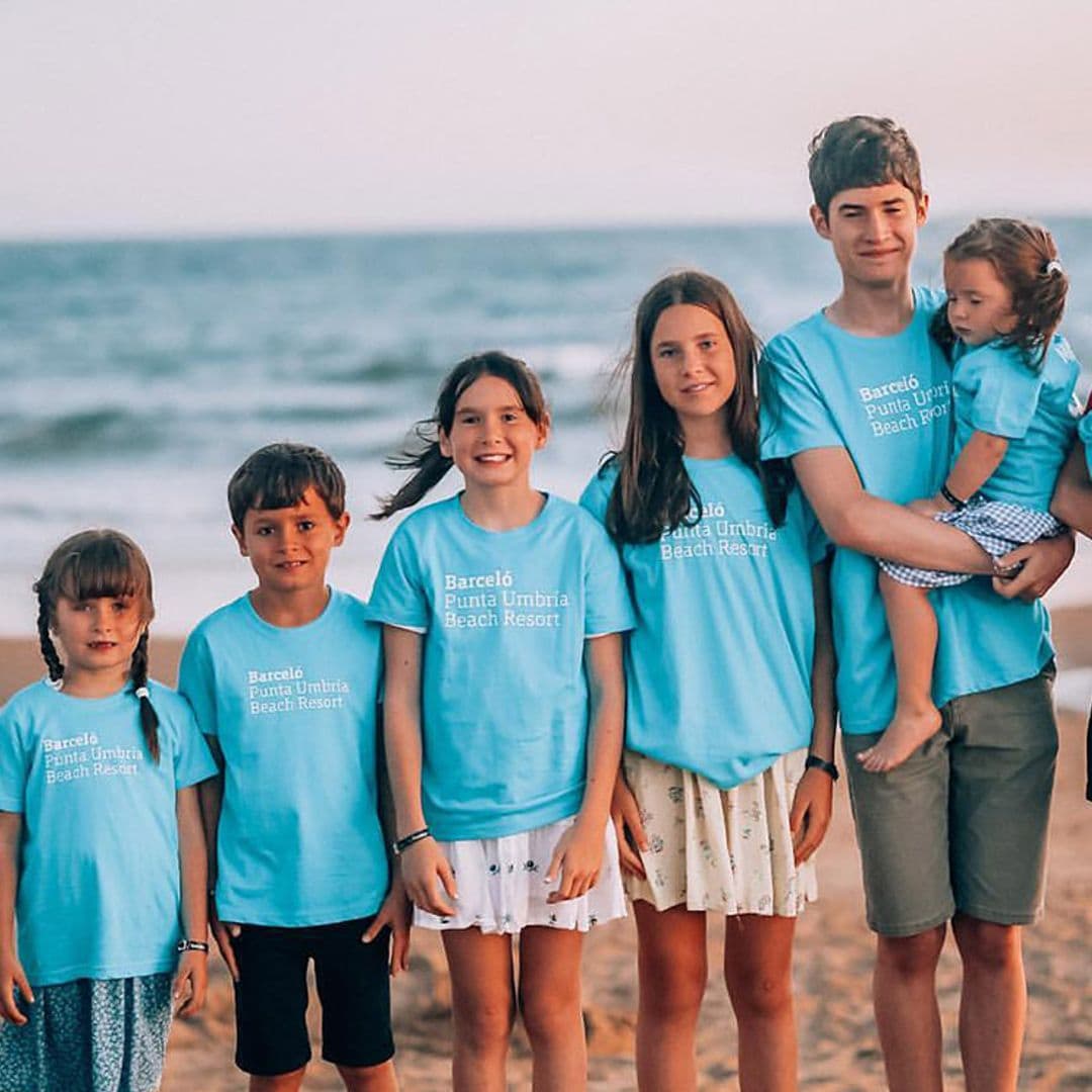 ¡Pletórica en la playa junto a sus 8 hijos! Así celebra Verdeliss el 15º aniversario de boda con su marido