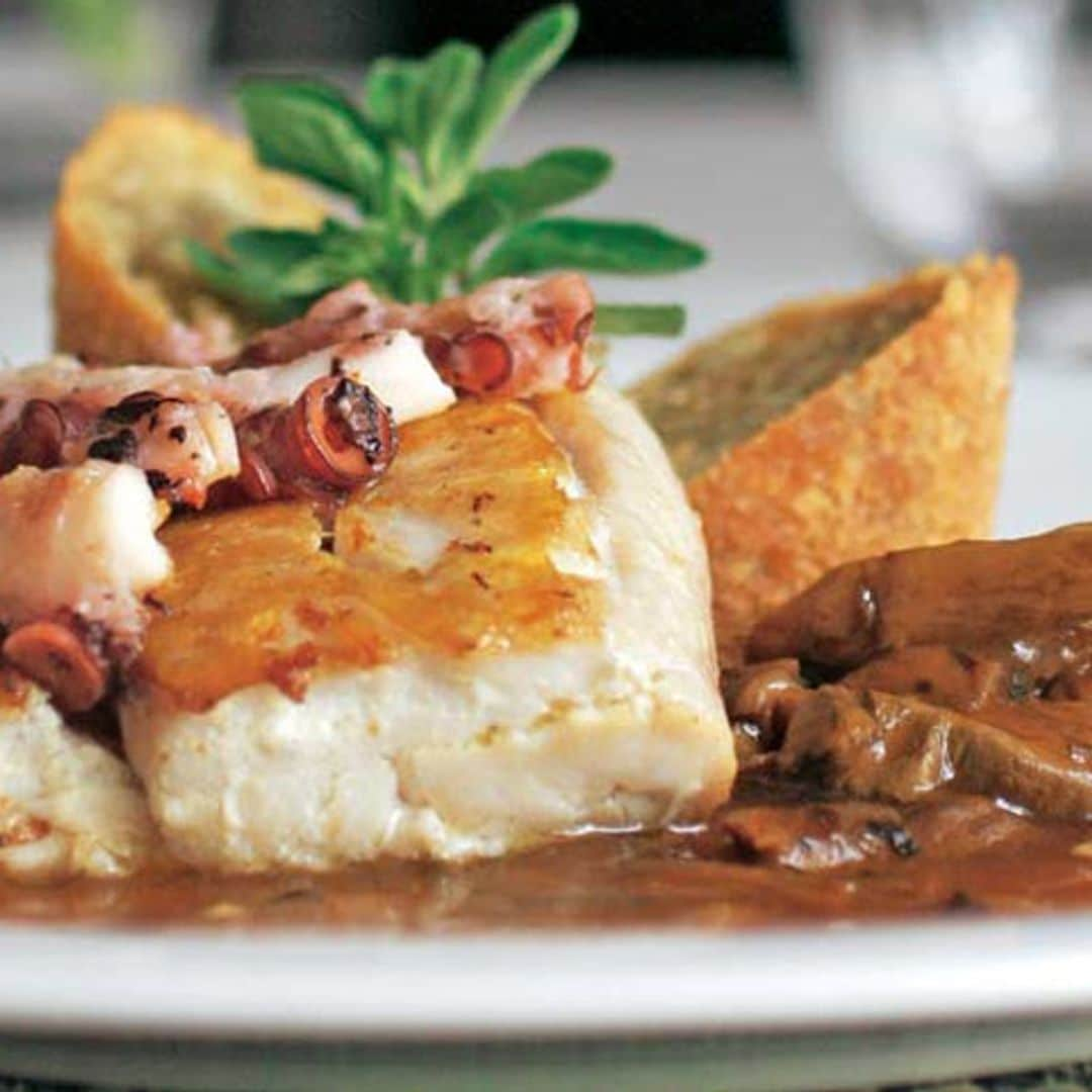 Corvina con pulpo y salsa de boletus con pan de semillas frito