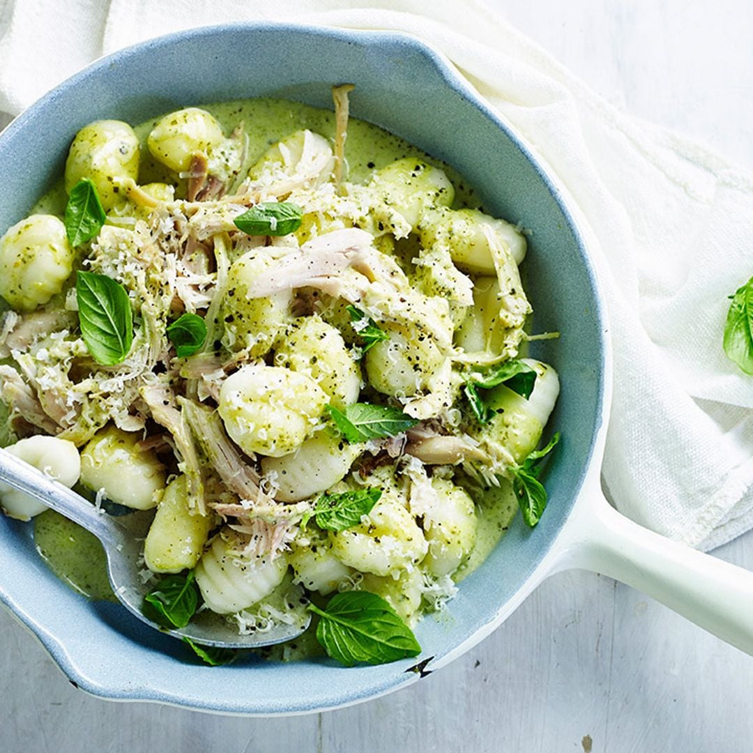 Ñoquis con pesto y pollo