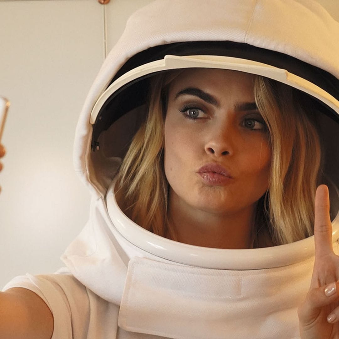 El 'selfie' espacial de Cara Delevingne y otras novedades que no te puedes perder