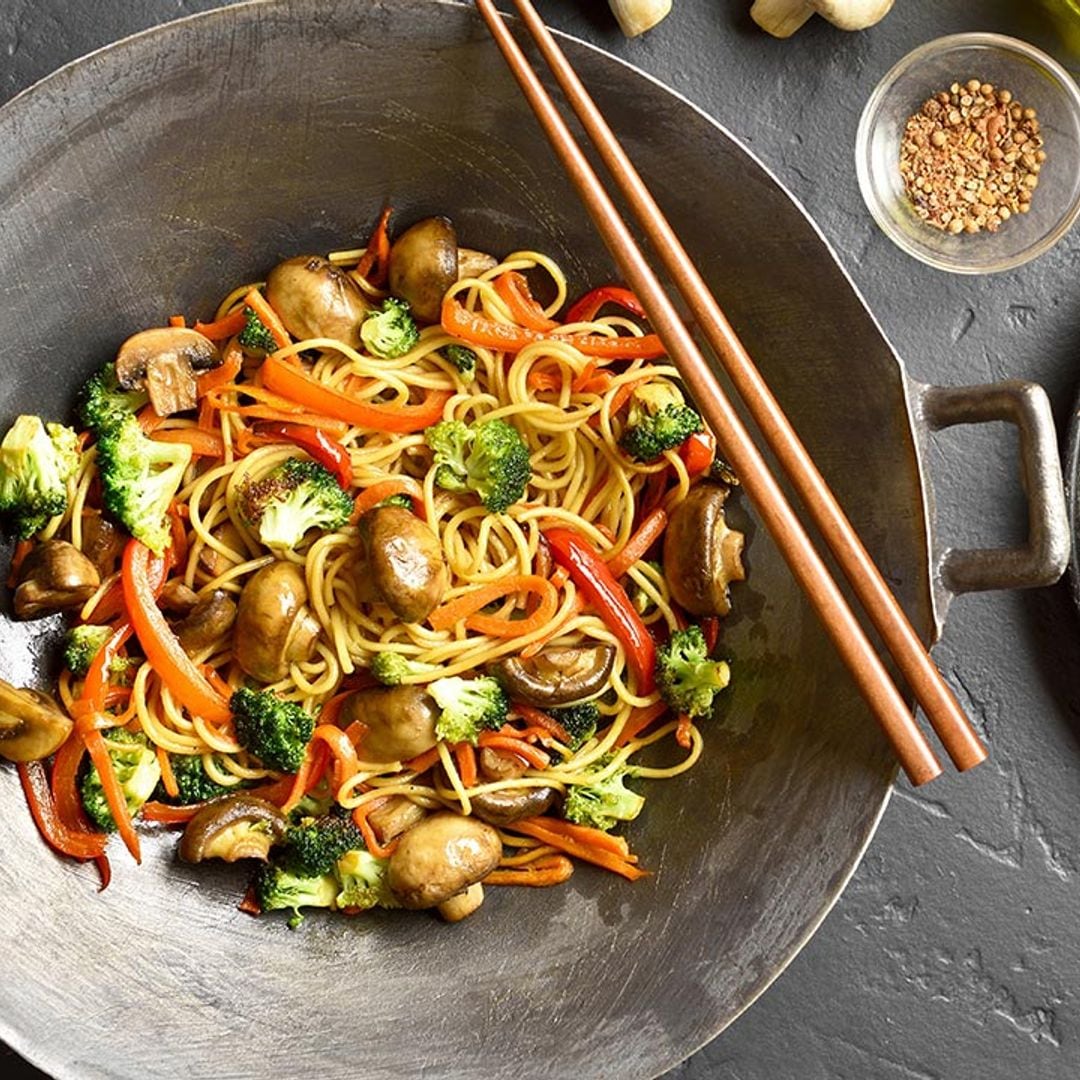 'Wok' de brócoli, champiñón y 'noodles'