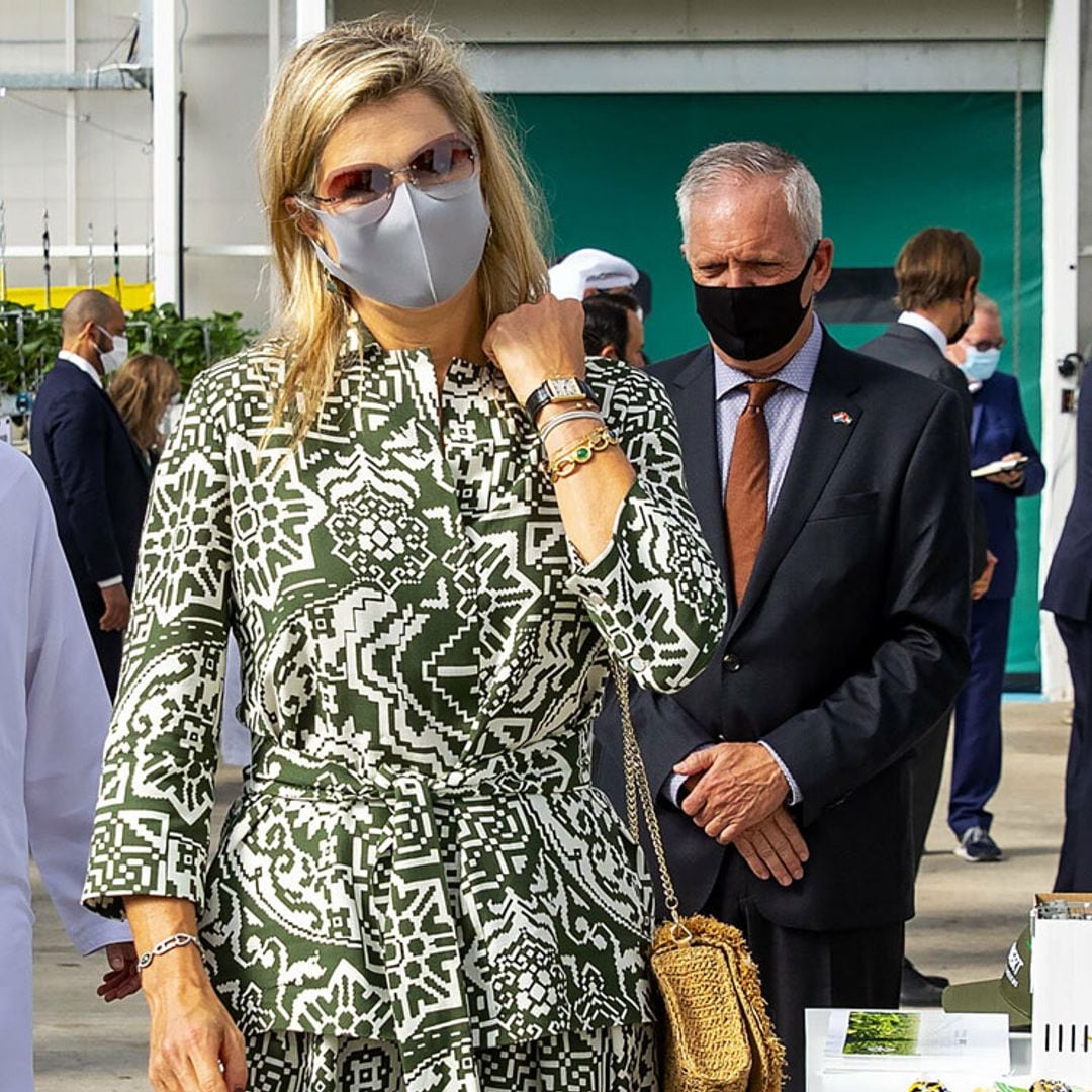 Máxima completa el conjunto de estampado étnico que no pudo estrenar en verano