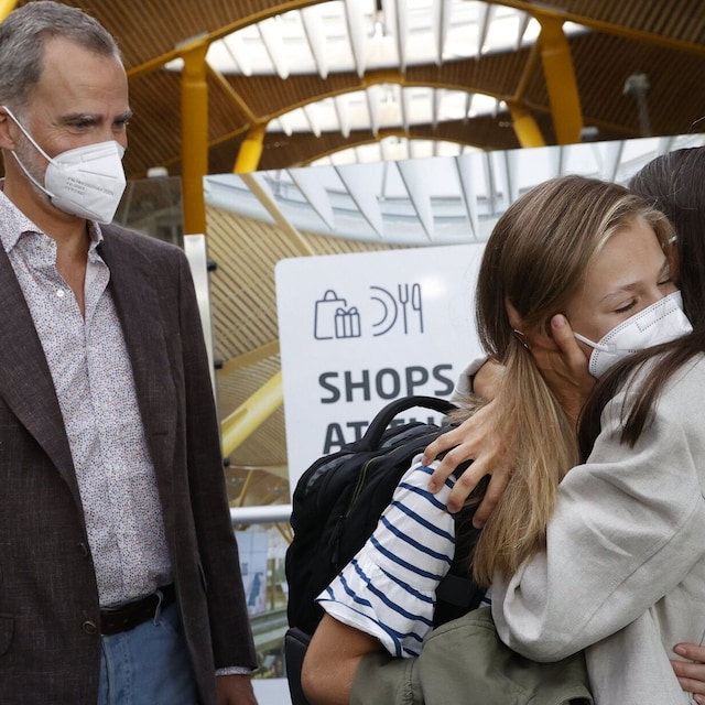 spanish princess says goodbye to family at the airport before leaving for new school