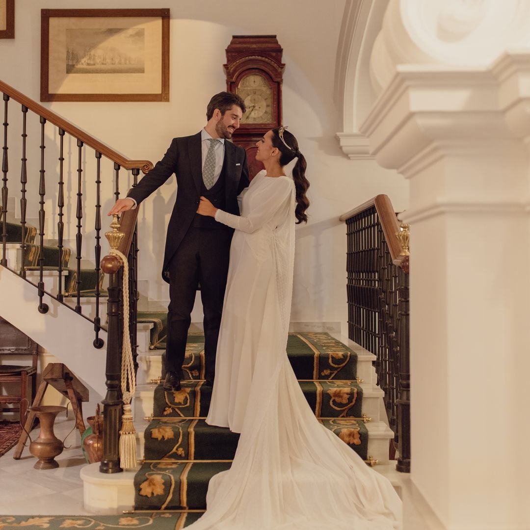 Cristina, la novia que eligió un vestido con sobrefalda, capa de pedrería y tiara para su boda en Jerez