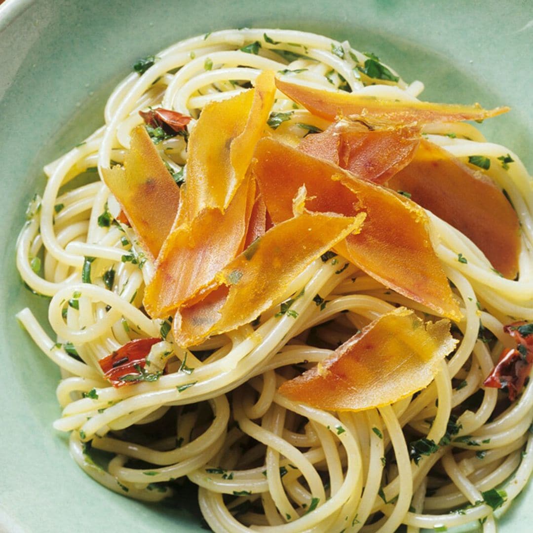 Espaguetis 'aglio e olio' con botarga