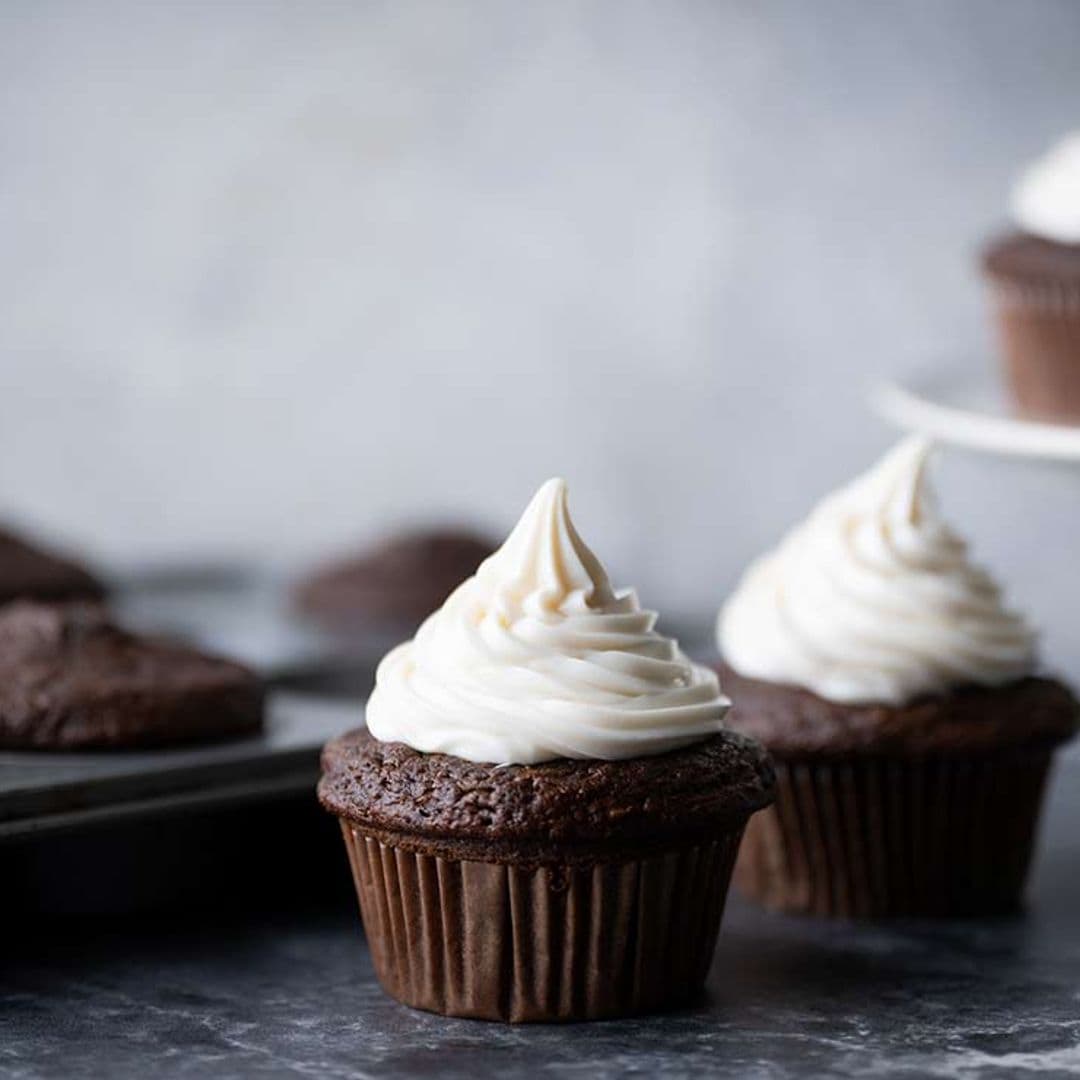 'Muffins' de chocolate con nata montada