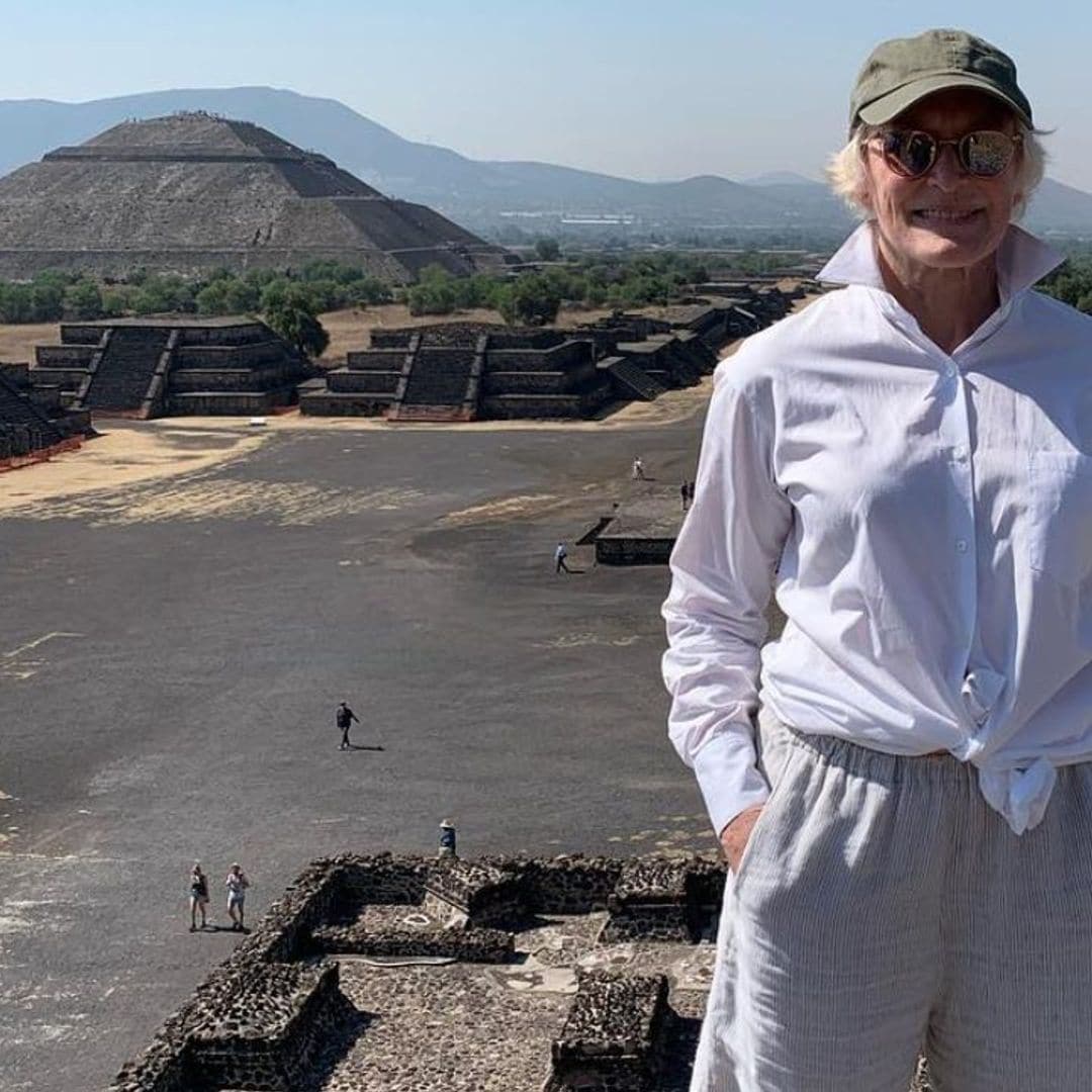 Glenn Close se llena de energía en México, desde la cima de una pirámide