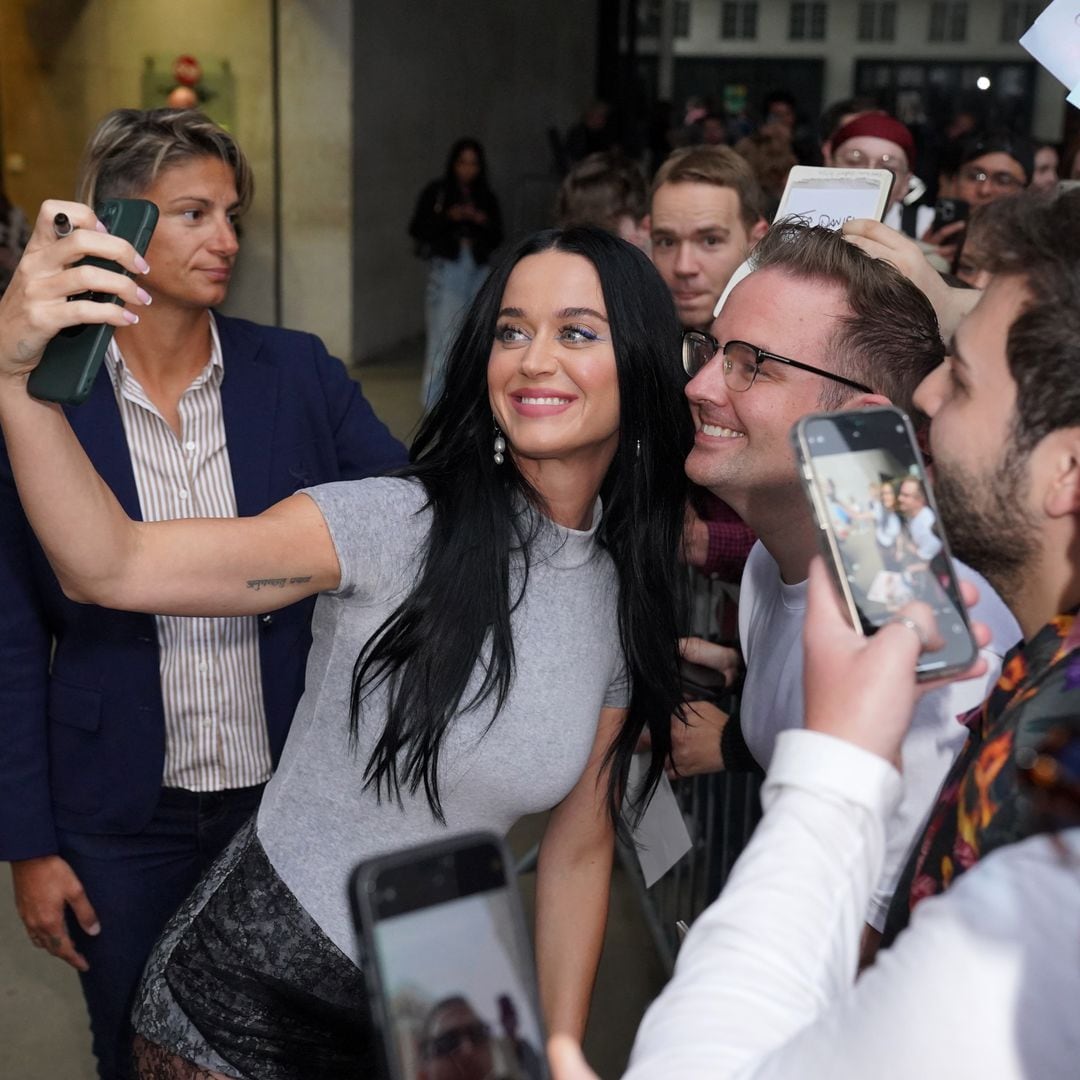 Katy Perry desata la locura repartiendo pizza a sus fans en Brasil y el vídeo se hace viral