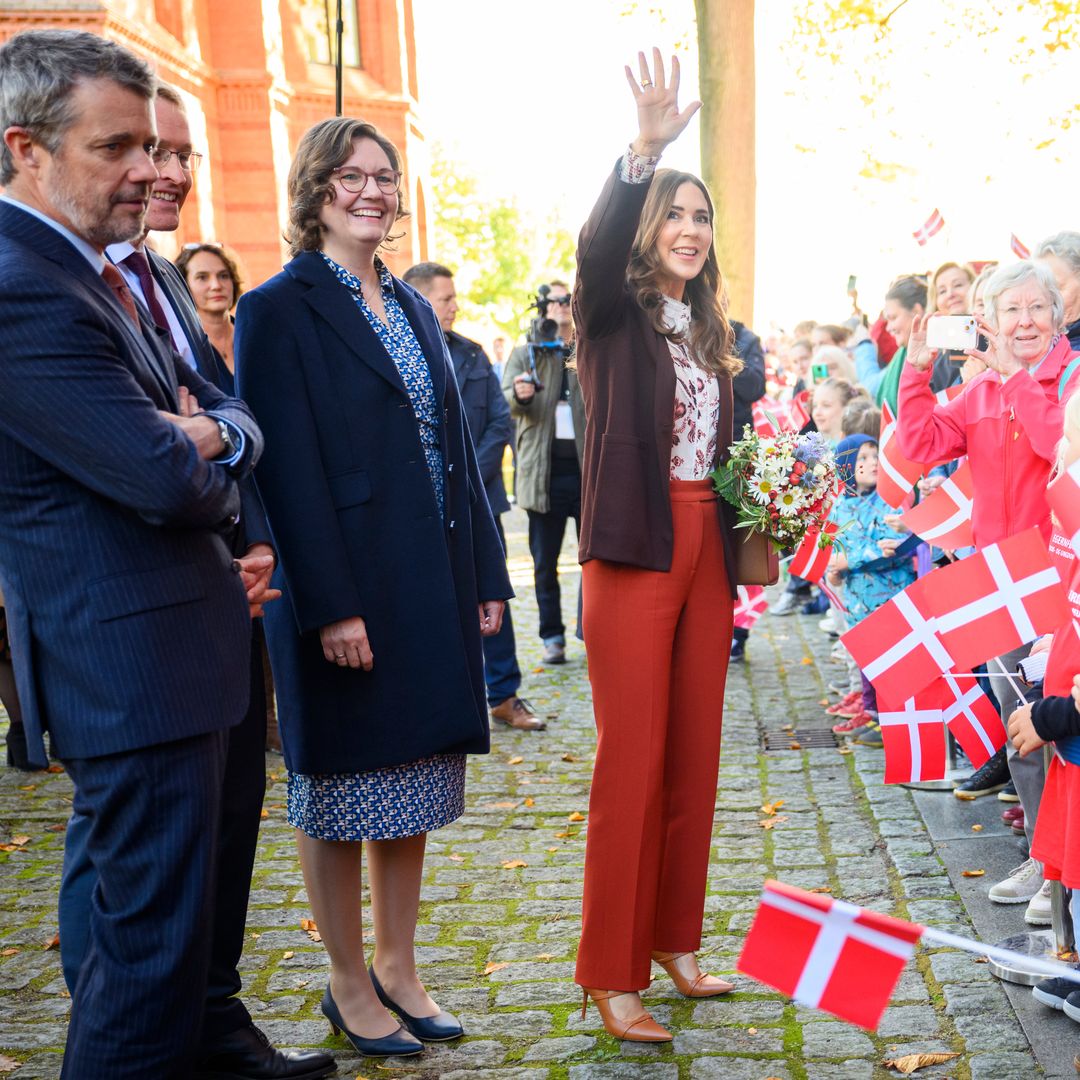 Todos los looks de Mary de Dinamarca en su viaje a Alemania, de los pendientes de su boda al conjunto de trabajo ideal