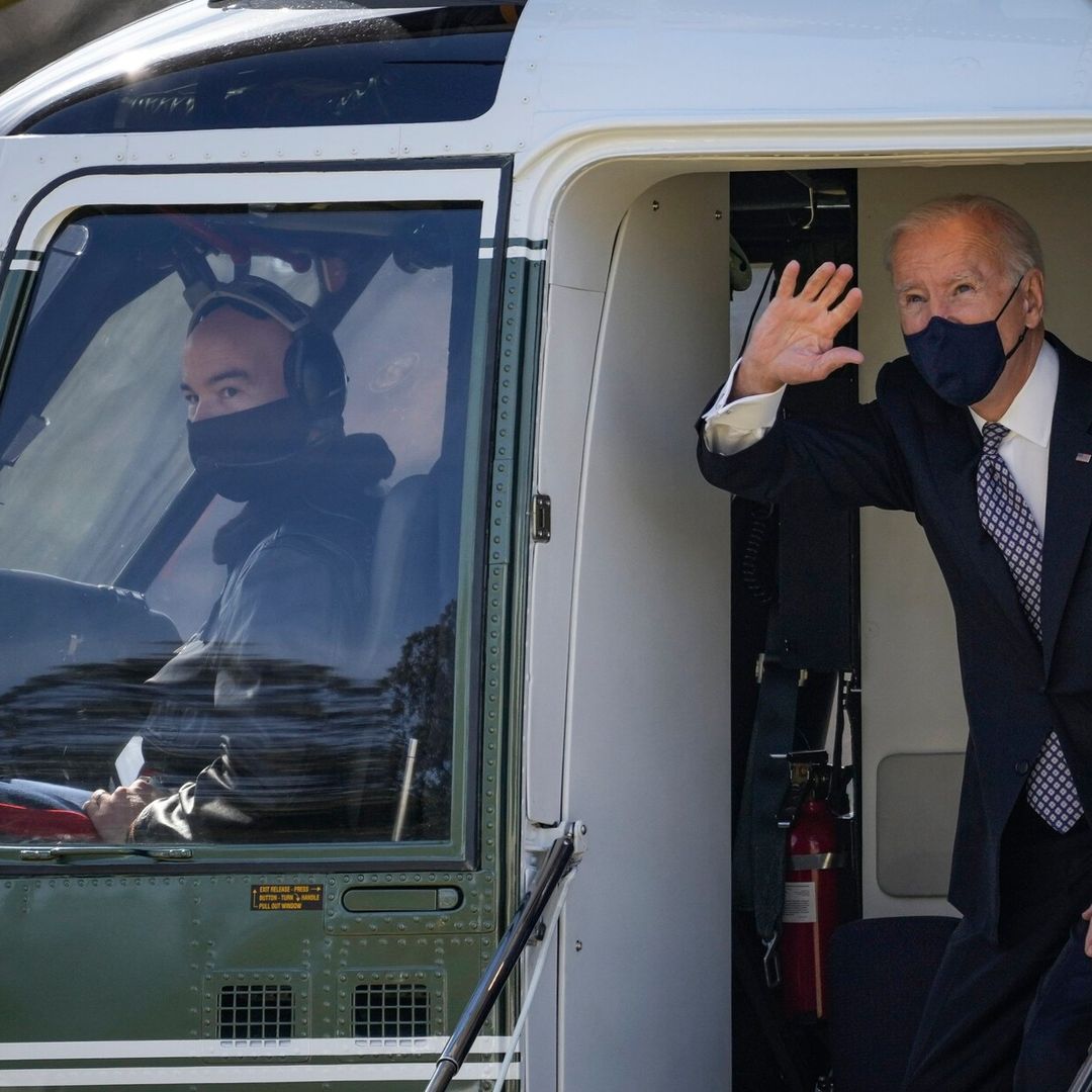 Joe Biden se accidenta al subir escaleras del avión presidencial