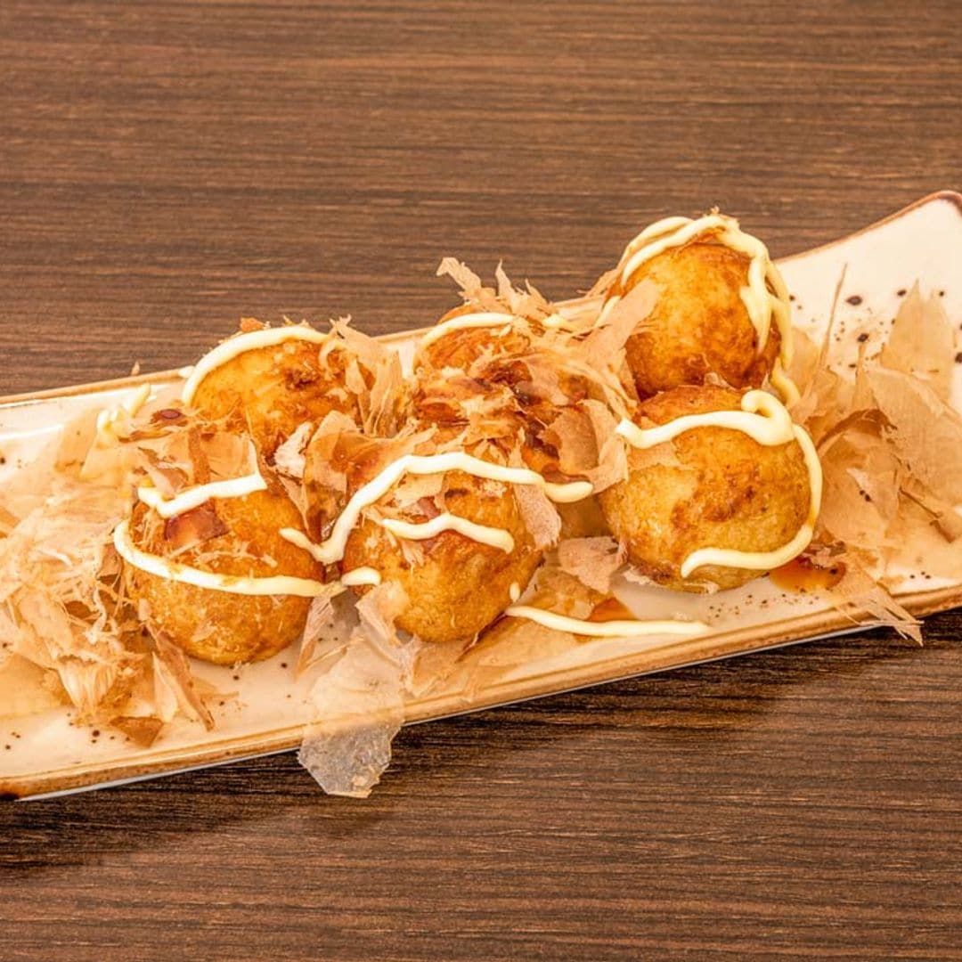 Albóndigas de calamar con 'katsuobushi'