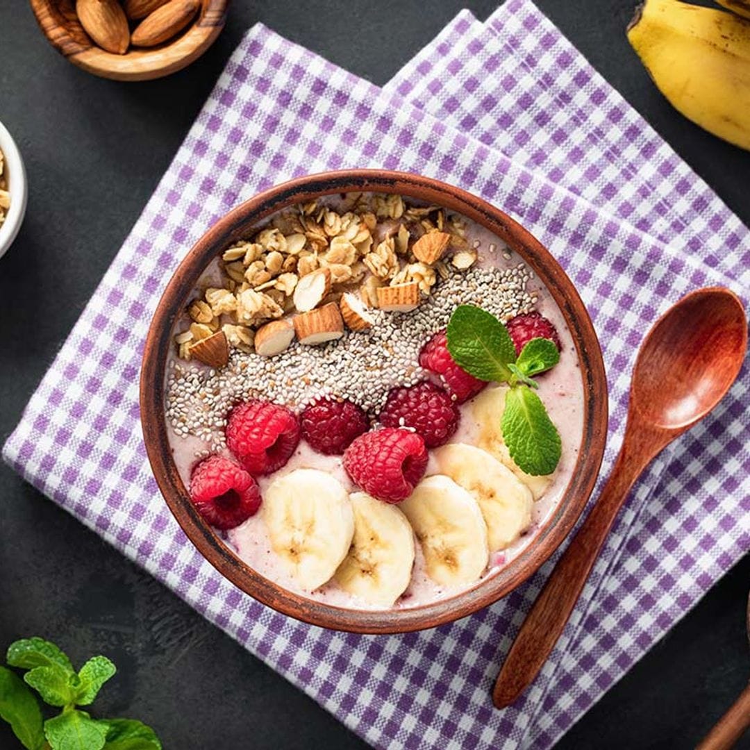 Bol de chía con muesli, frambuesas y plátano