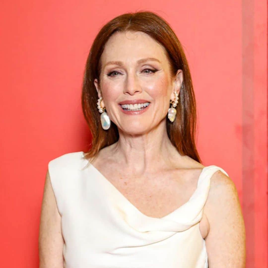 Uñas cortas, maquillaje discreto y pelo natural y elegante: el look navideño de Julianne Moore