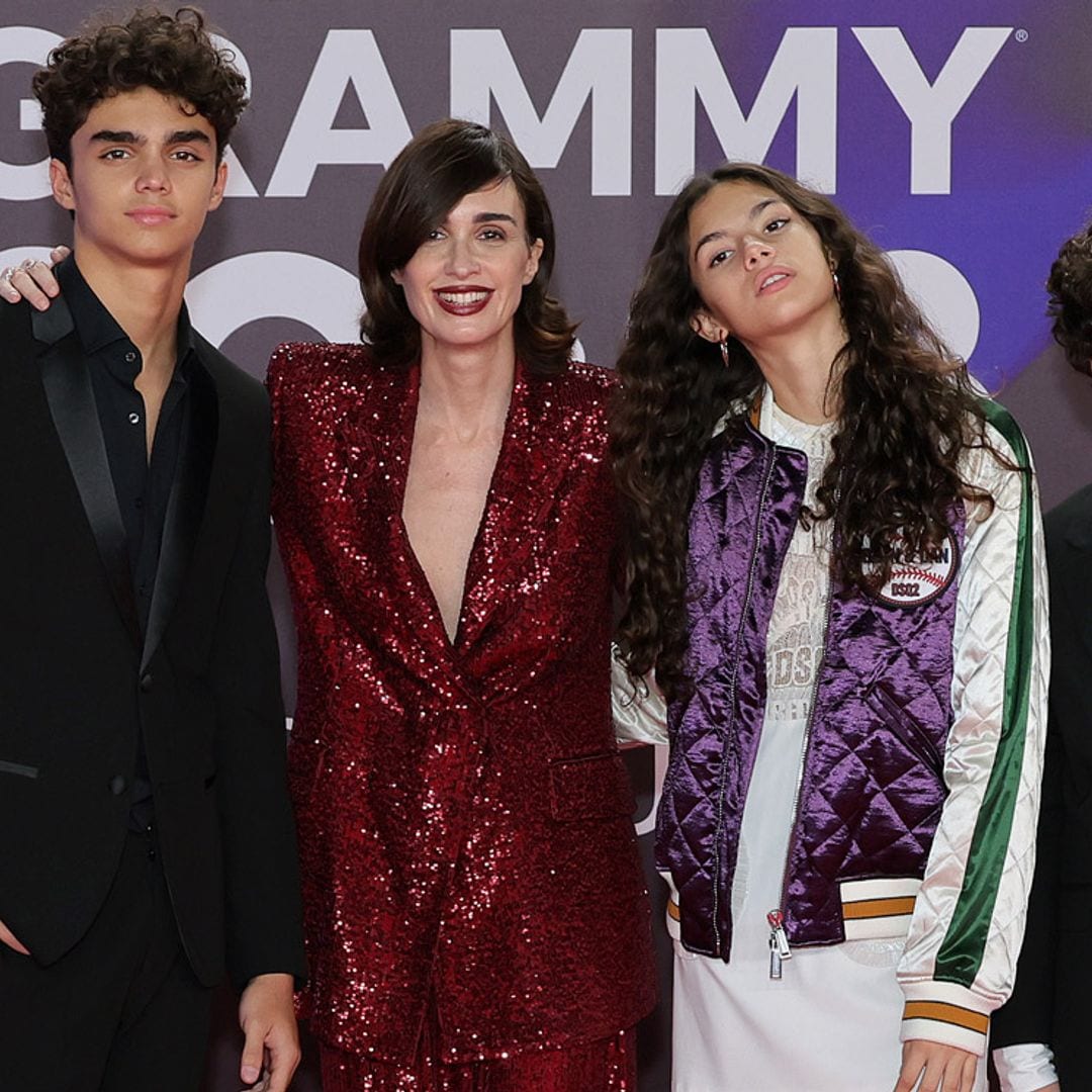 ¡Cómo han crecido! Paz Vega posa orgullosa junto a sus tres hijos en los Grammy Latinos