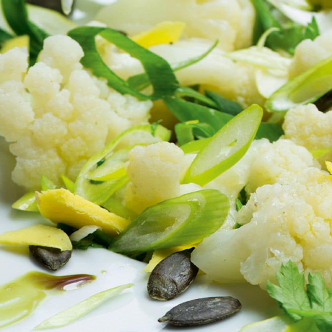 Ensalada de coliflor y cebolleta con pipas de calabaza