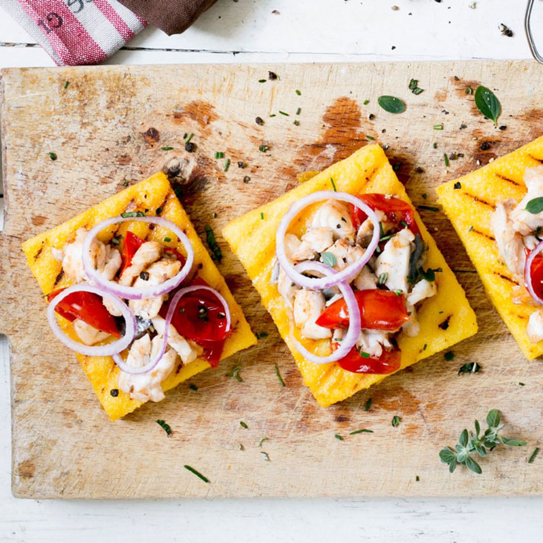 'Crostini' de polenta con bacalao y pimiento