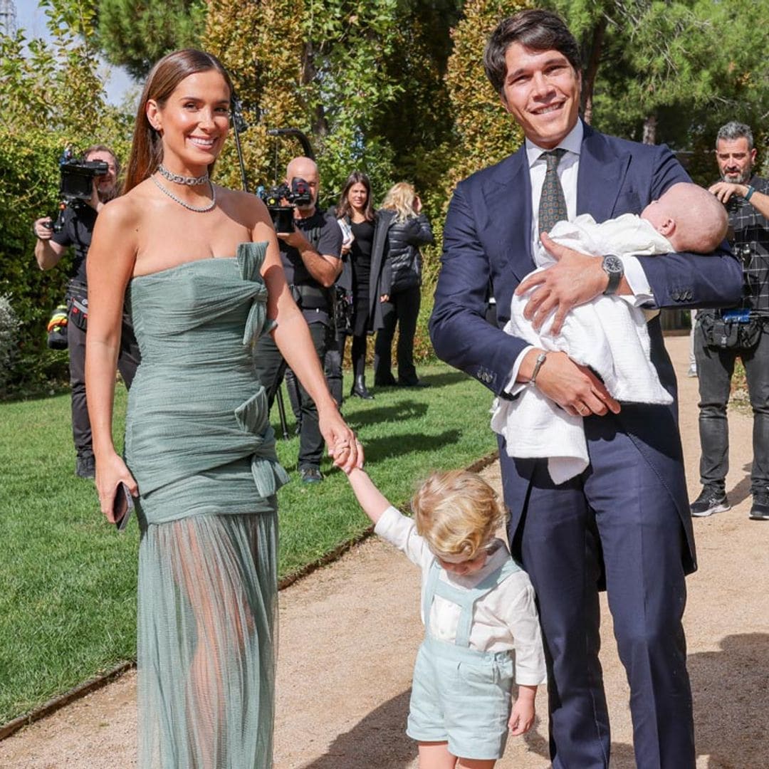 María Pombo, radiante junto a su familia y con un exclusivo vestido drapeado en la boda de su hermana