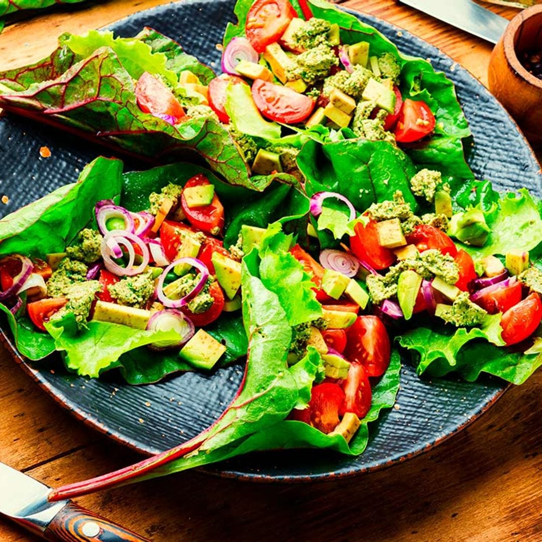 Hojas de acelga rellenas de ensalada de aguacate con salsa de queso