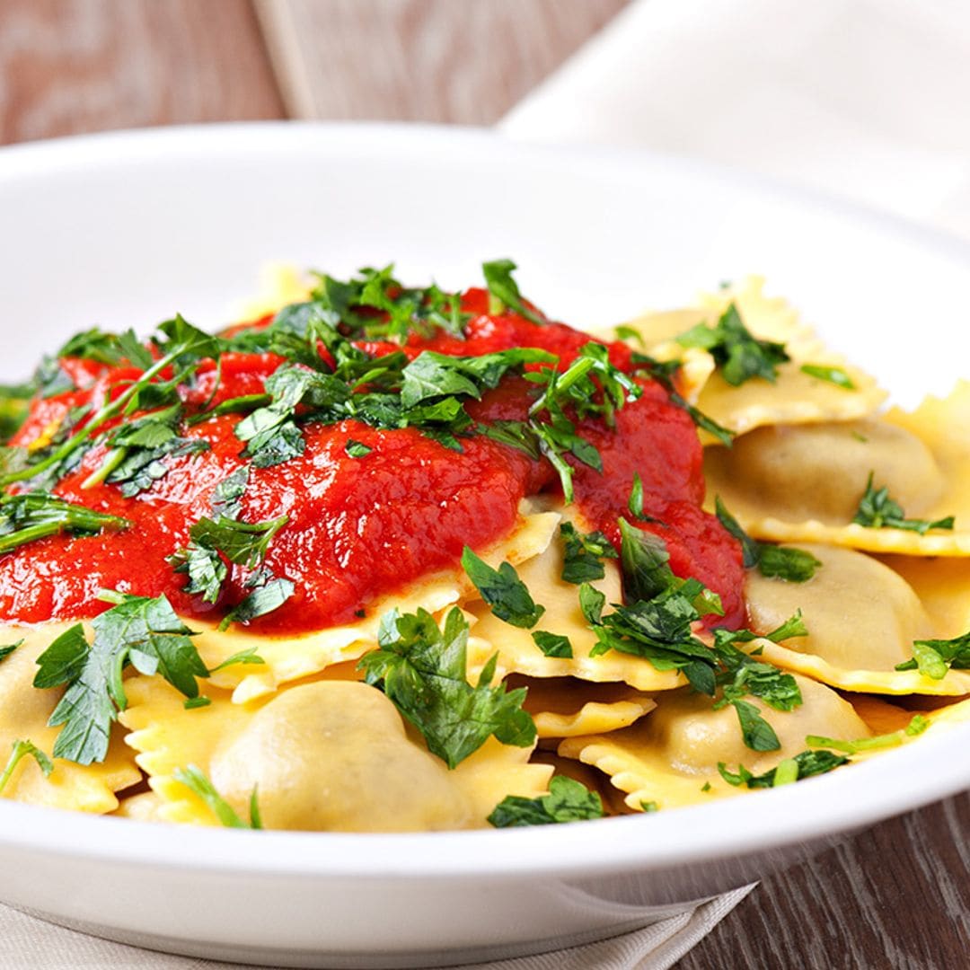 Raviolis rellenos de pisto con salsa de tomate casera