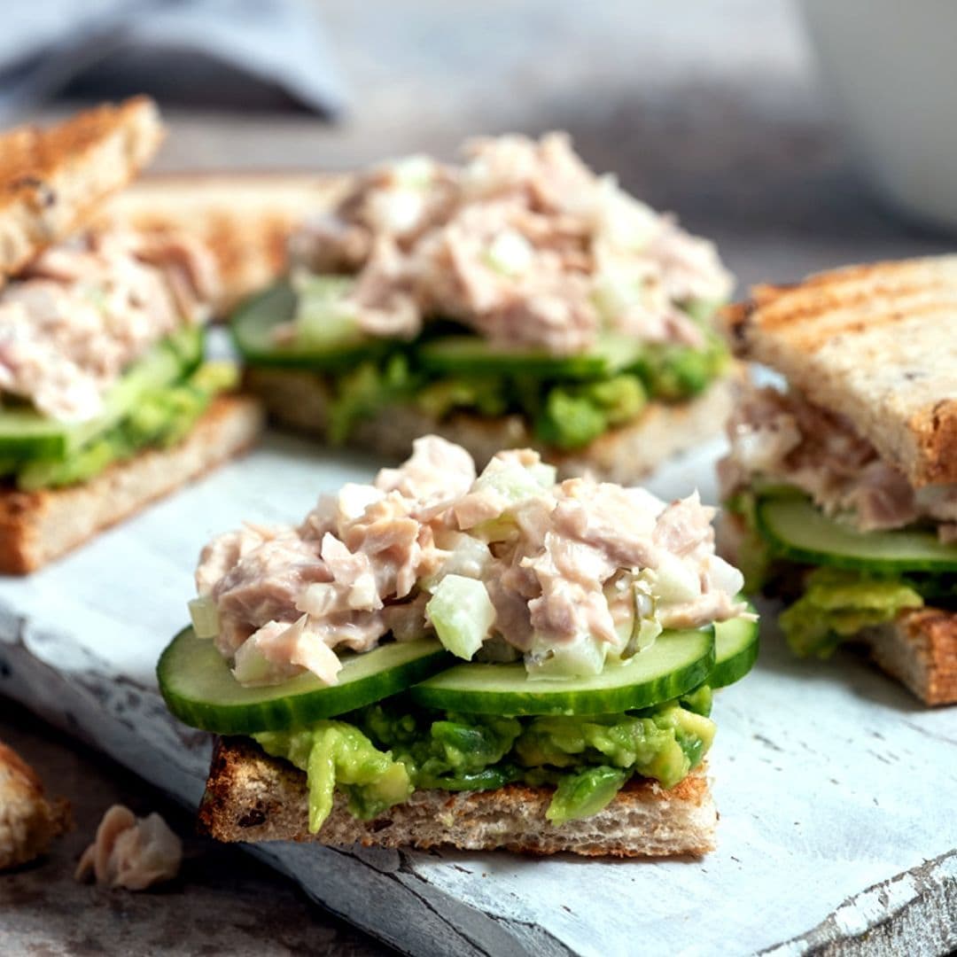 Sándwich de aguacate, pepino y atún