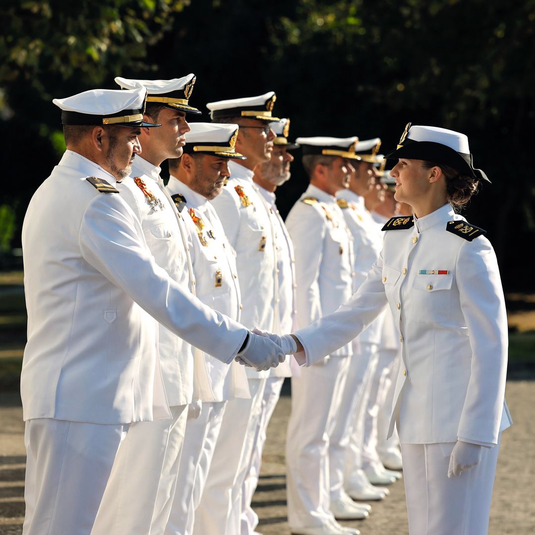 Sobre estas líneas, siendo recibida por los jefes de servicio de la Escuela Naval Militar (ENM)