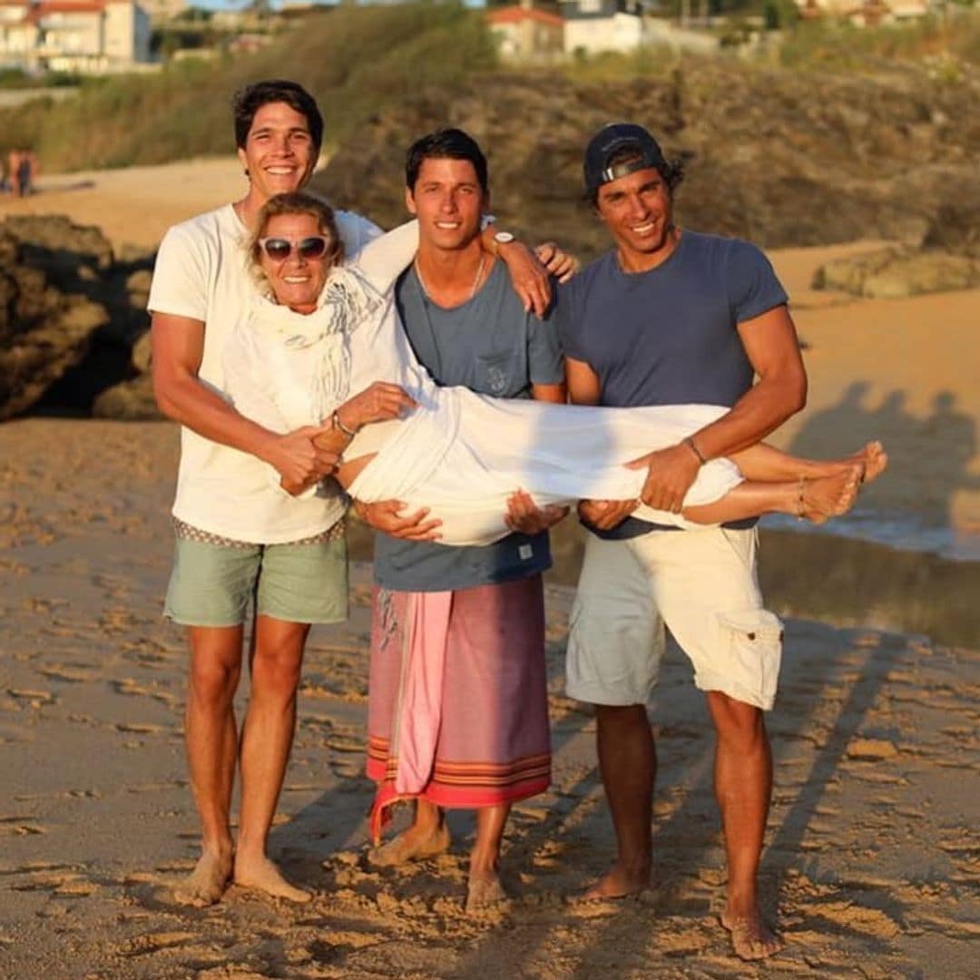 Pablo Castellano con su madre y sus hermanos