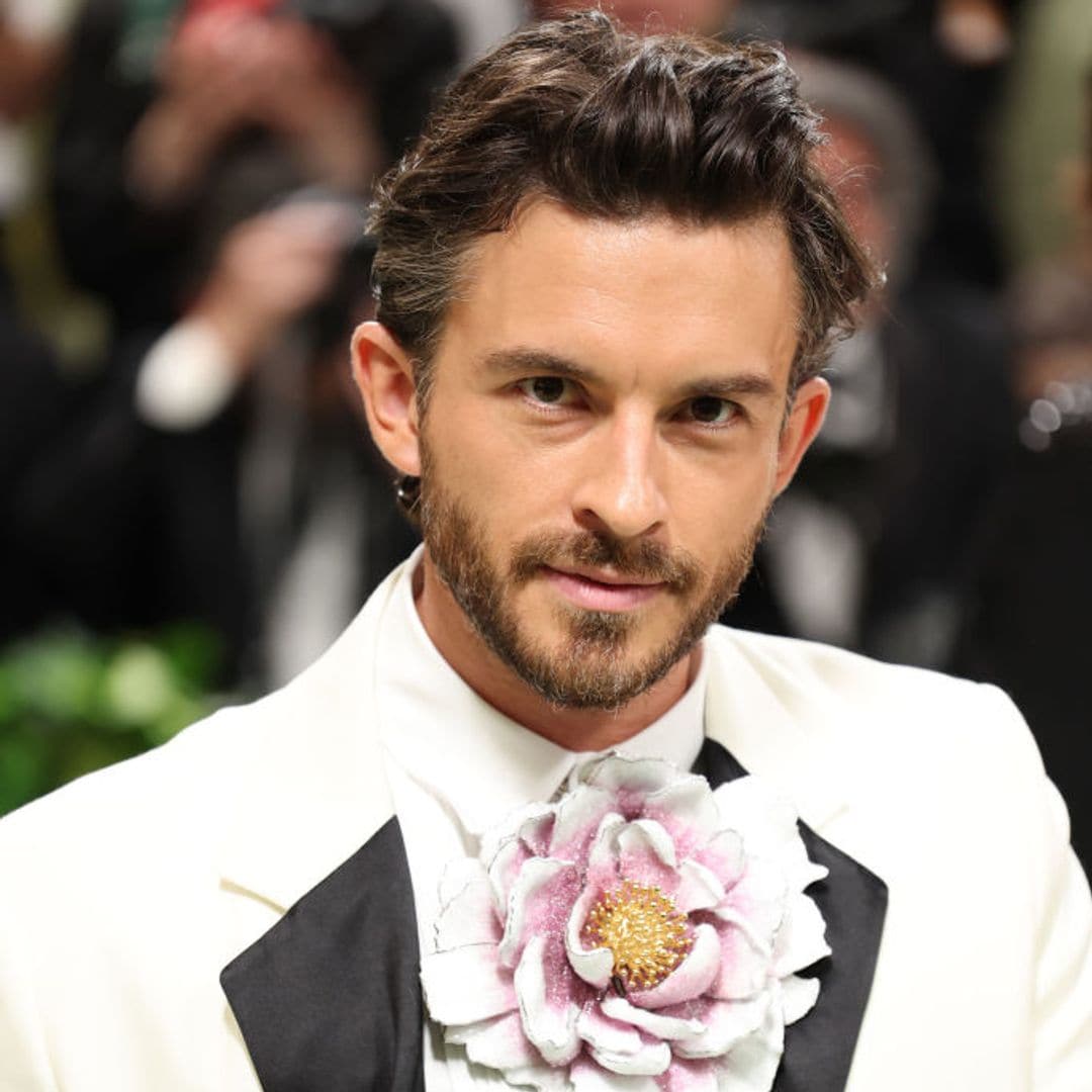 Esta marca de moda se asoció con Jonathan Bailey de 'Bridgerton' para el lanzamiento de su fundación