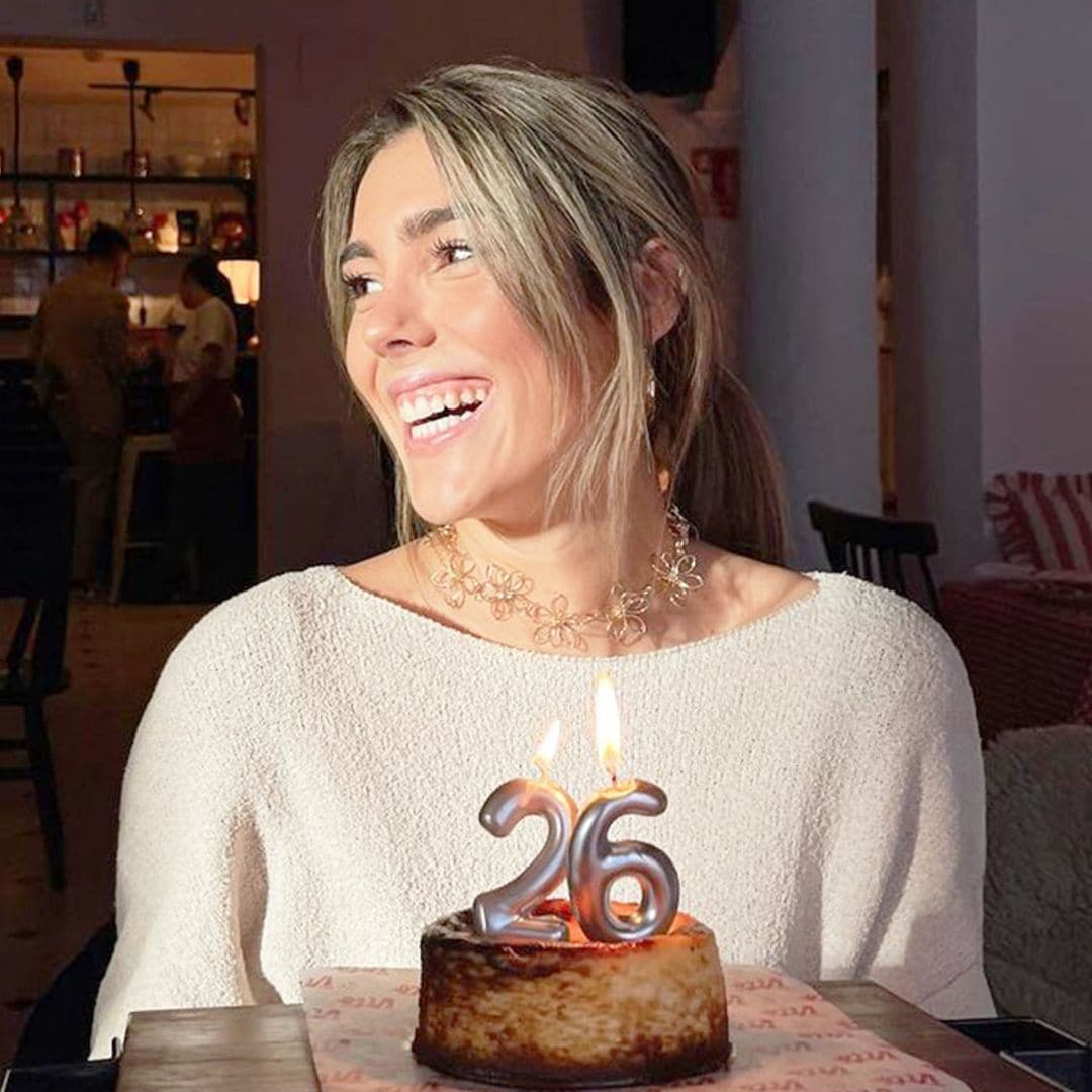 Anna Ferrer celebra por todo lo alto su cumpleaños con tres tipos de tartas y un espectacular ramo de flores