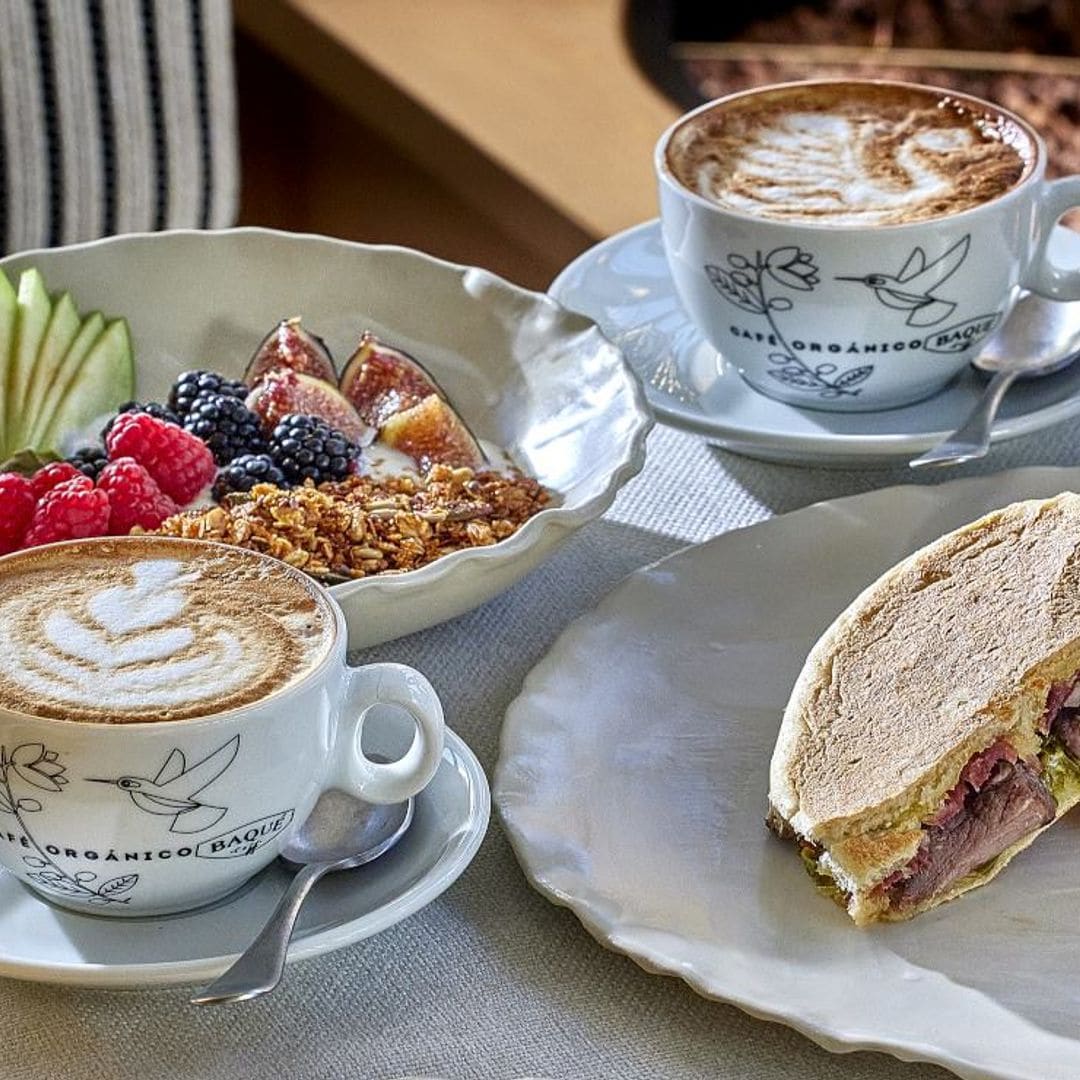 Auténtico desayuno andaluz, con molletes y pitufos, en el madrileño barrio de Salamanca