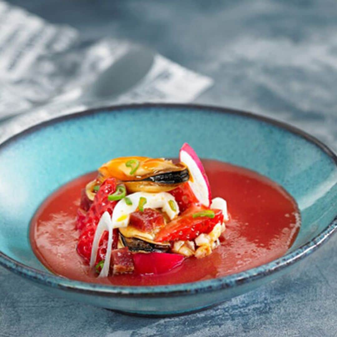 Salmorejo de fresas y remolacha con mejillones en escabeche