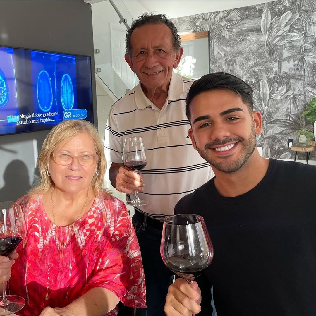 Carlos Adyan con sus abuelos