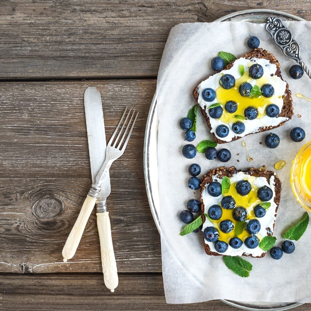 Tostadas de centeno y semillas con ricotta, miel y arándanos frescos