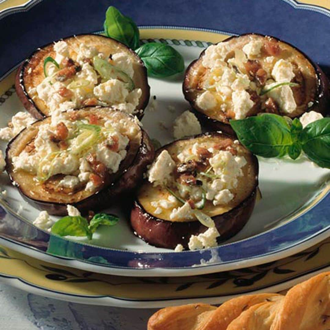 Canapé de berenjena frita con queso de oveja