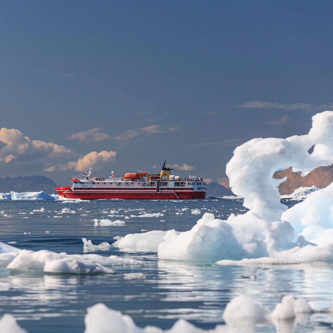 Ferry Sarfaq Ittuk entre icebergs en la bahía de Disko, en Groenlandia