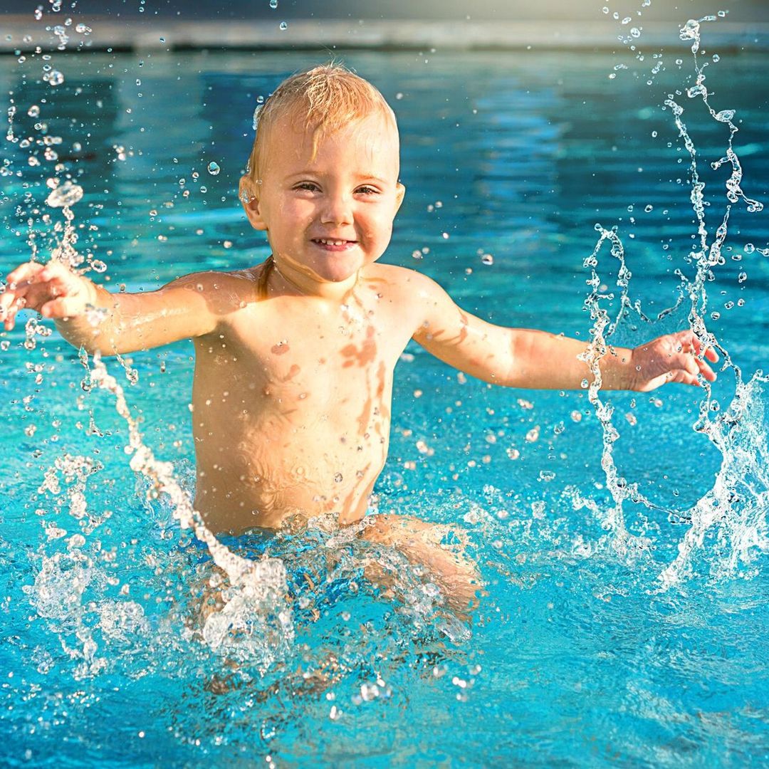 Nombres de niño inspirados en el verano que representan alegría y optimismo