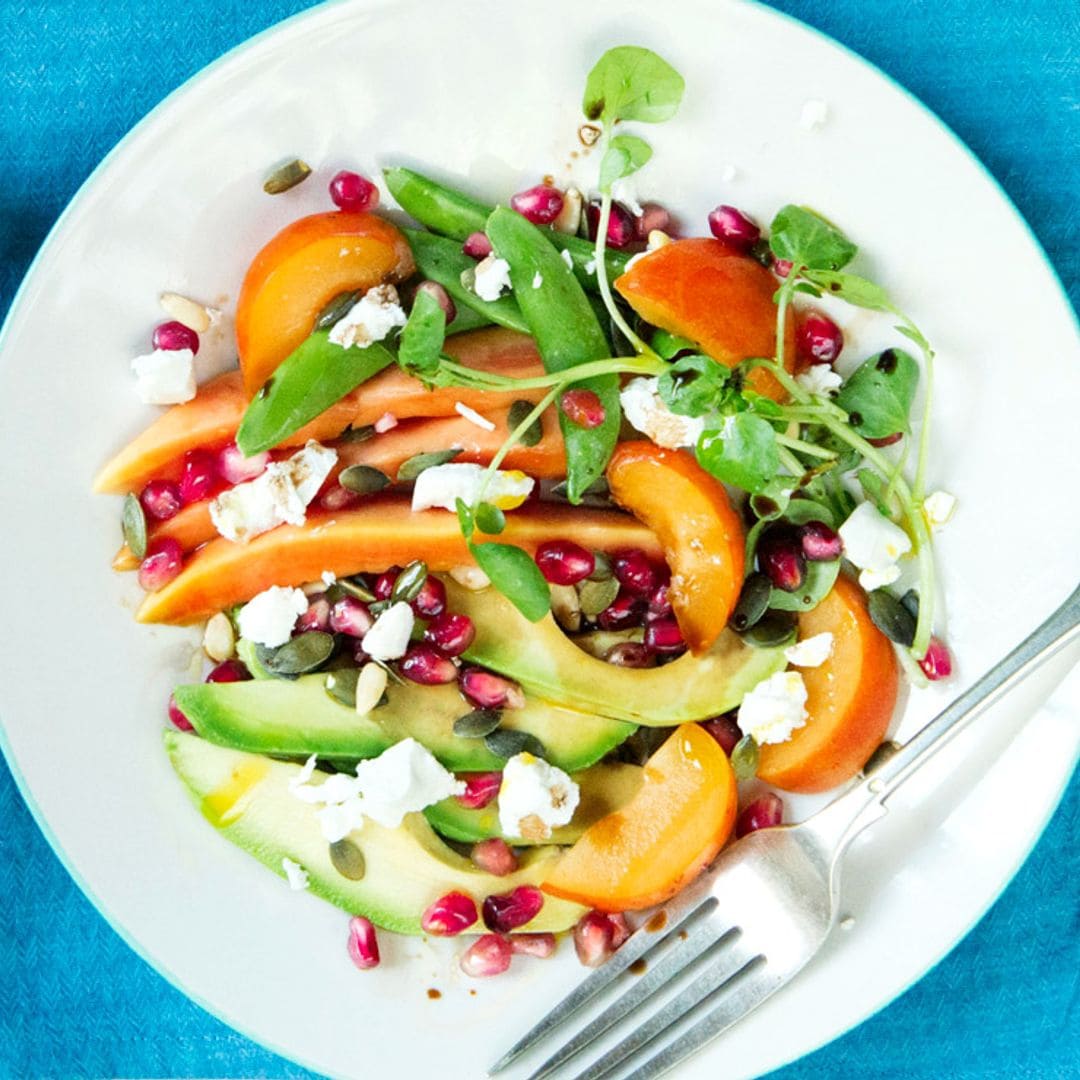 Ensalada de nectarina, papaya, aguacate y queso