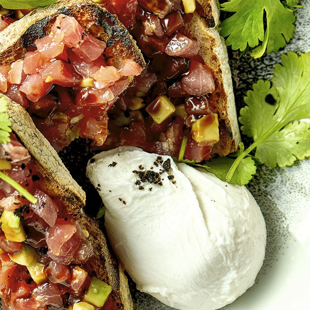 Tartar de atún con papaya, aguacate y mozzarella sobre pan tostado