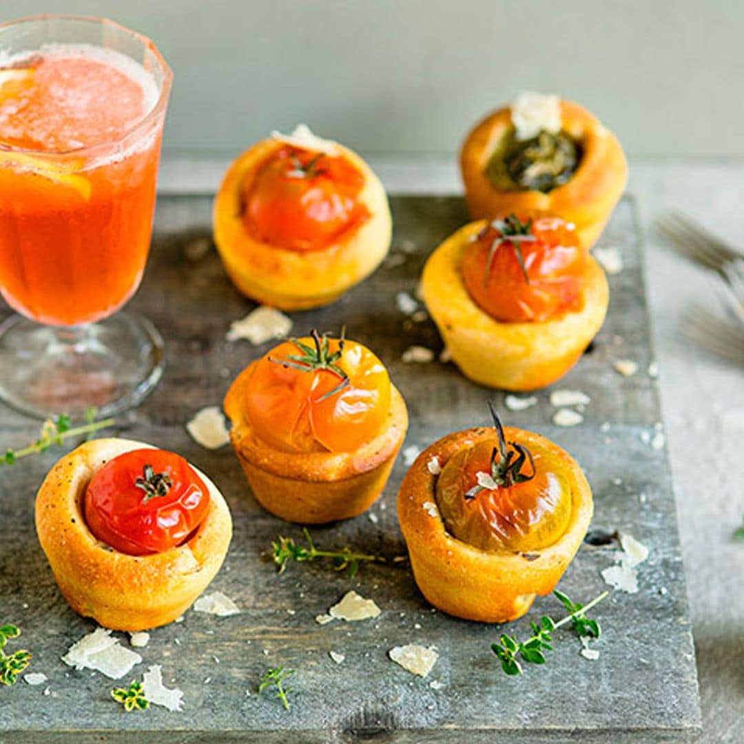 Bocaditos de focaccia con Parmigiano Regiano, romero y tomates cherry