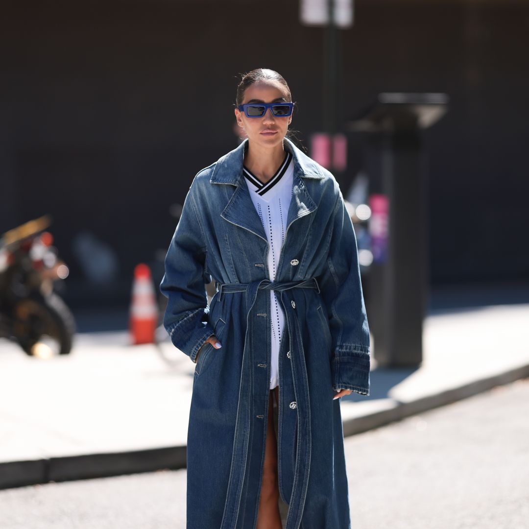 Denim oscuro: los looks vaqueros que puedes llevar también en el trabajo