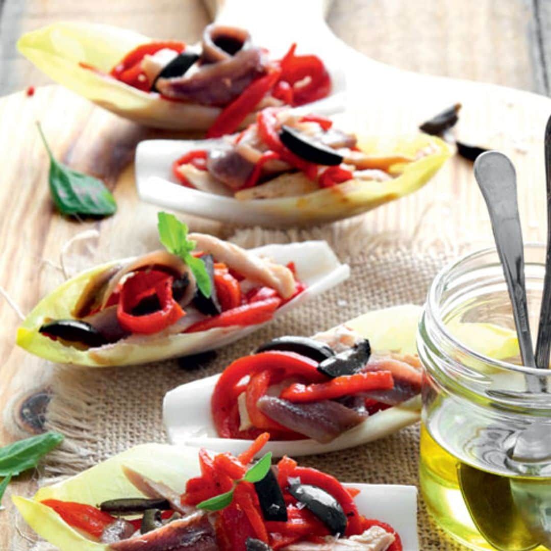 Barquitas de endibias con pimientos, bonito y anchoas