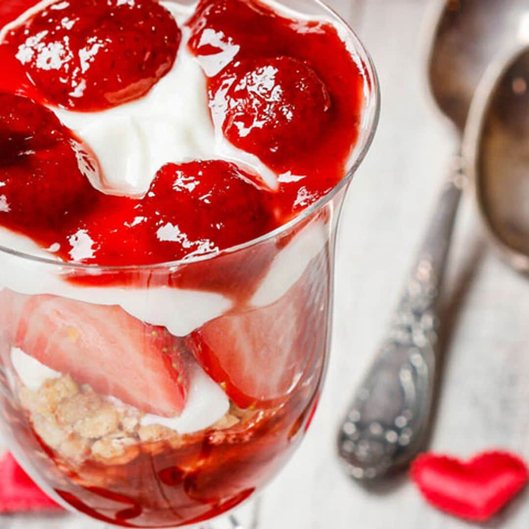 Copa San Valentín de galleta con nata y fresas