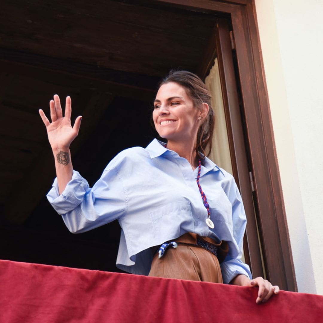 La alegría de Amaia Salamanca al ver a Rosauro Varo con sus hijos en la procesión de La Borriquita en Sevilla