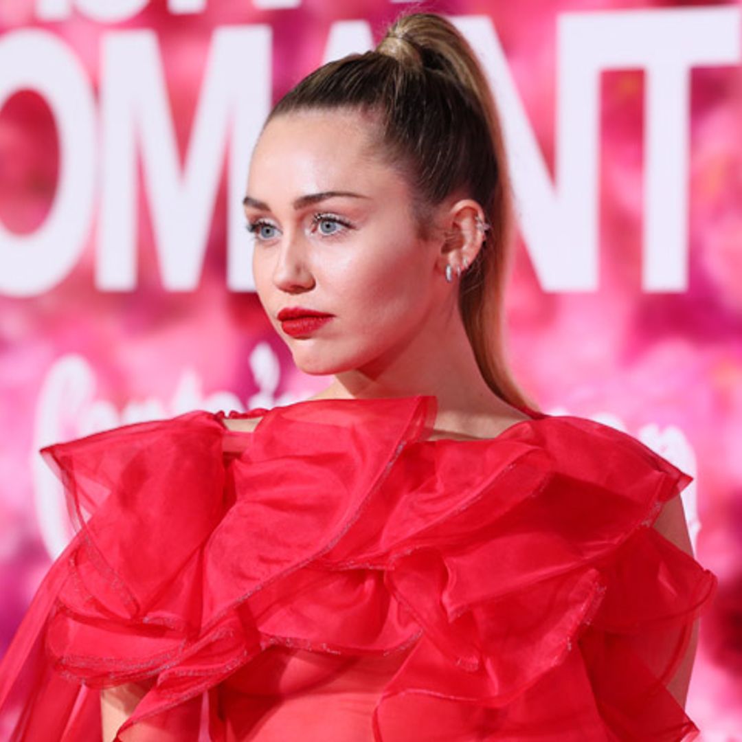 '¿No es romántico?' El vestidazo de Miley Cyrus con mensaje a Liam Hemsworth