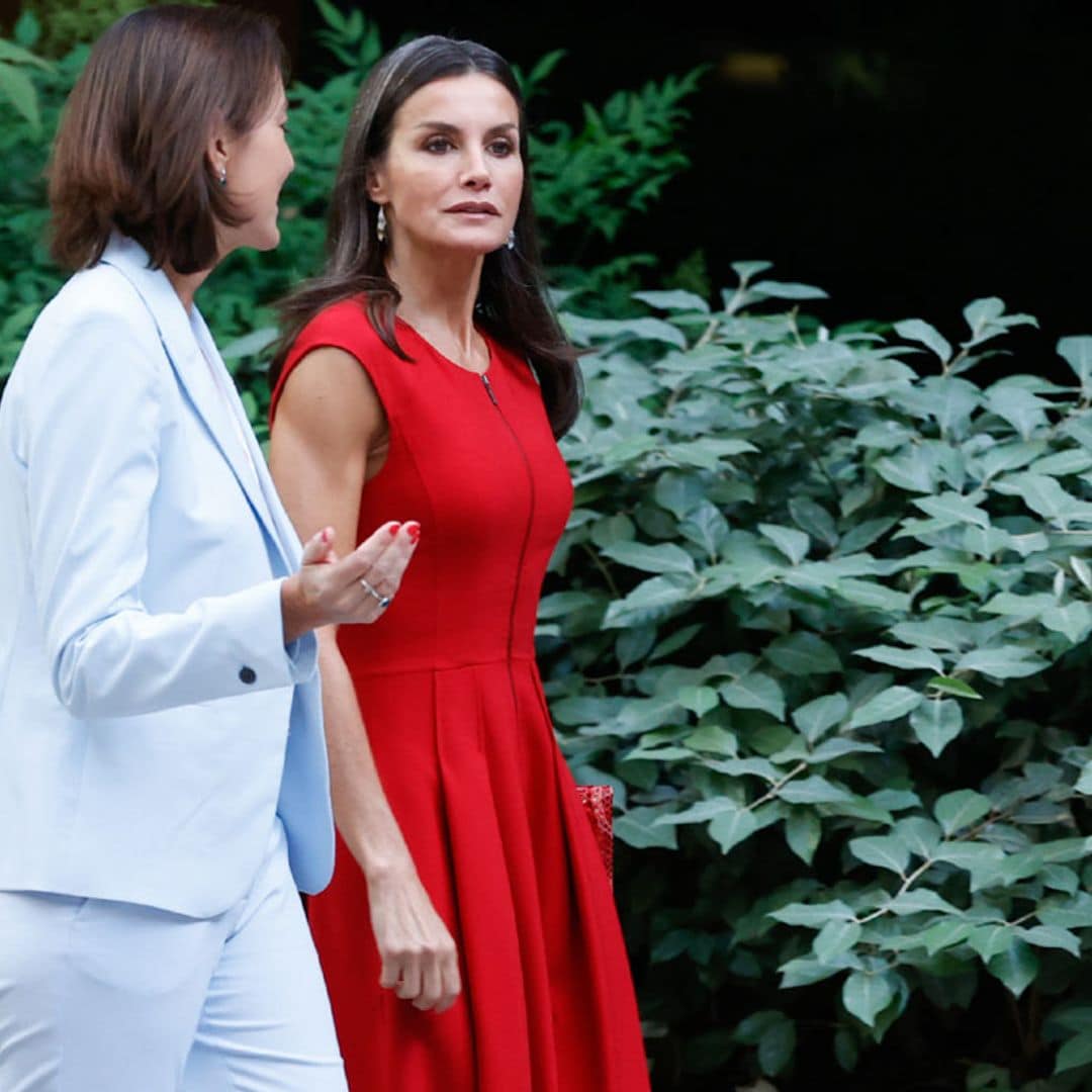 La Reina recicla el vestido rojo con la cremallera que lo cambia todo