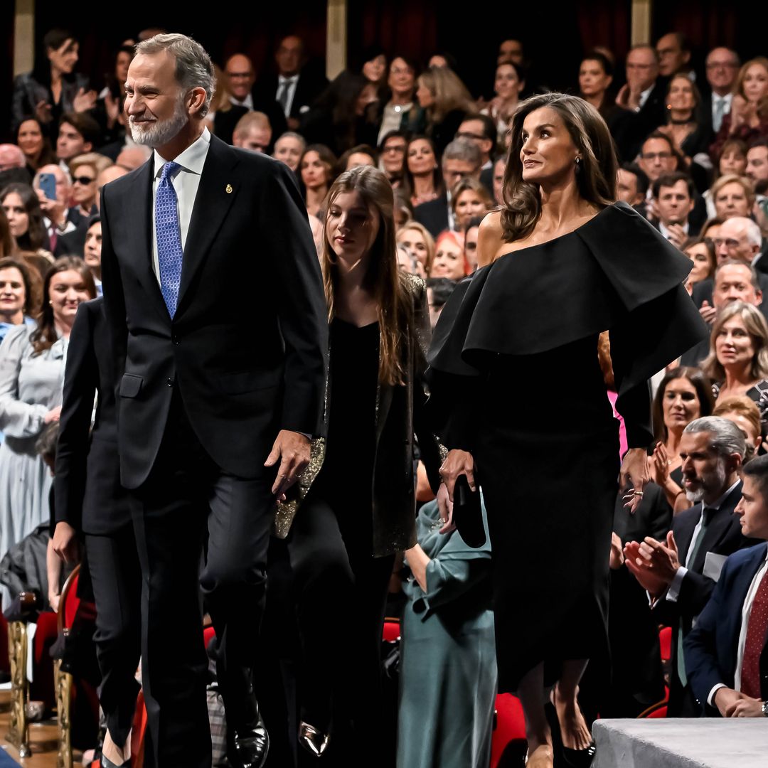 La reina Letizia sorprende con vestido negro de volante XXL 