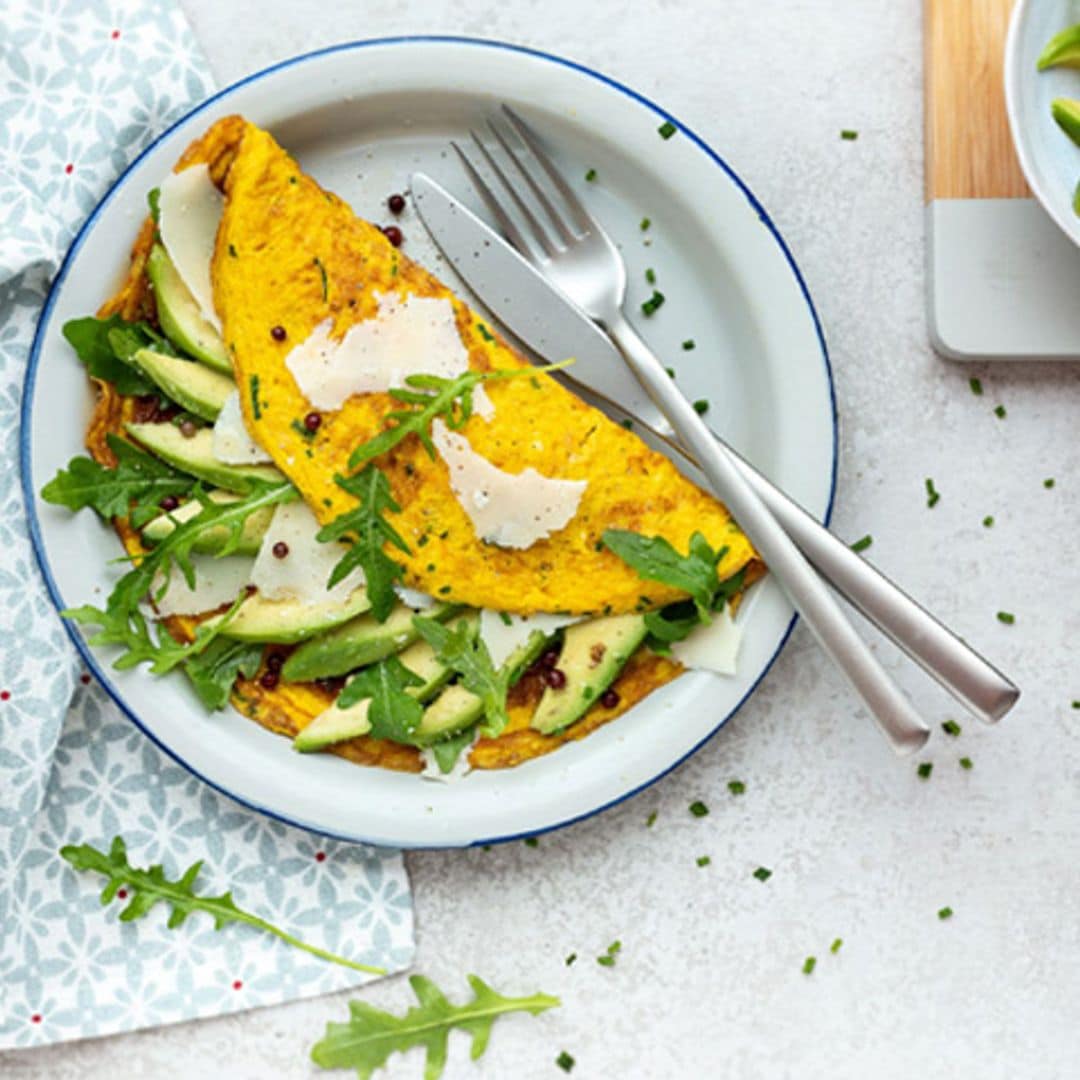 Tortilla de aguacate, 'Parmigiano Reggiano' y hierbas aromáticas