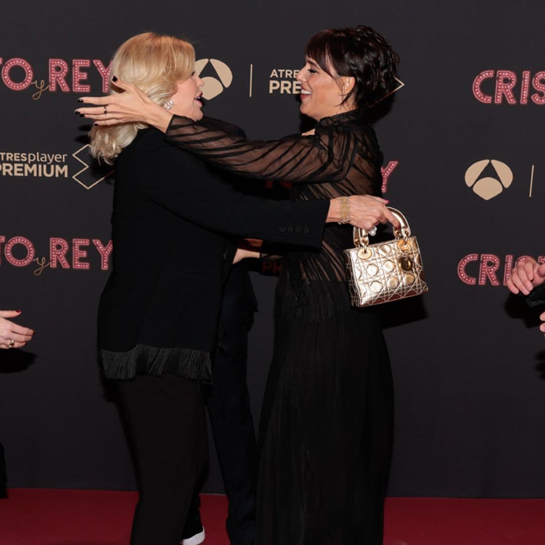 La gran conexión de Bárbara Rey y Belén Cuesta en el estreno de la serie 'Cristo y Rey'